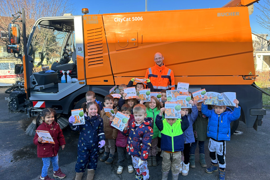 Die ELW (Entsorgungsbetriebe der Landeshauptstadt Wiesbaden) haben sich erstmals an Deutschlands größtem Vorlesefest beteiligt und damit ein eindrucksvolles Zeichen für Leseförderung und die Wertschätzung wichtiger Berufe gesetzt. Am Bundesweiten Vorlesetag (21. November) tauschte Kehrmaschinenfahrer Mario Danz kurzzeitig das Lenkrad gegen das Buch und begeisterte die Kinder der Kita St. Michael in der katholischen Kirchengemeinde St. Bonifatius.