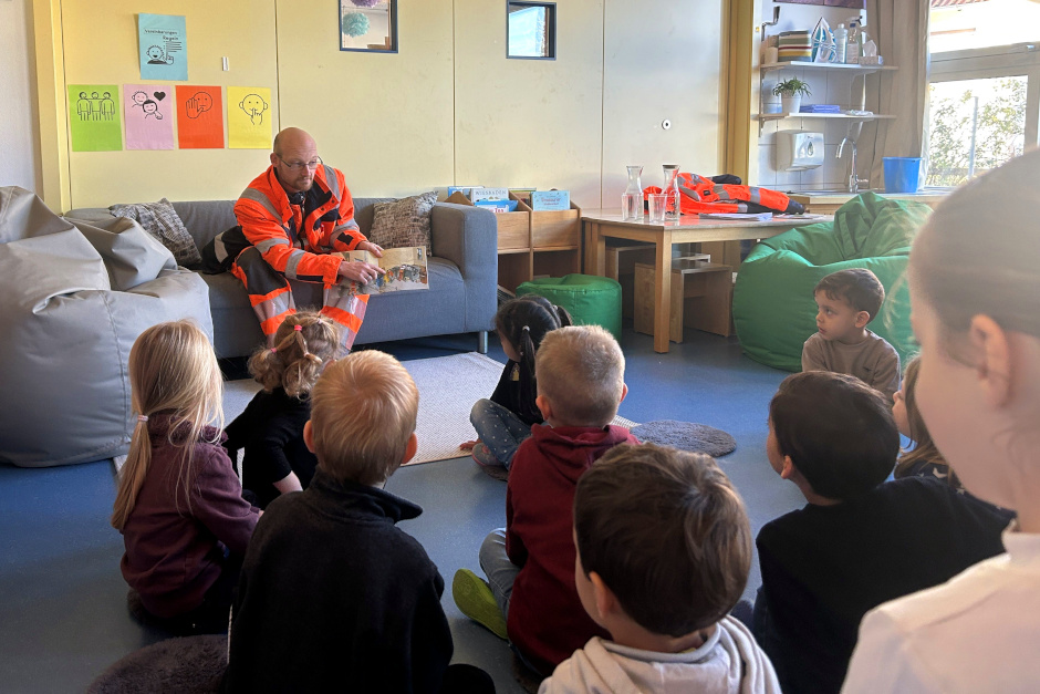 Die ELW (Entsorgungsbetriebe der Landeshauptstadt Wiesbaden) haben sich erstmals an Deutschlands größtem Vorlesefest beteiligt und damit ein eindrucksvolles Zeichen für Leseförderung und die Wertschätzung wichtiger Berufe gesetzt. Am Bundesweiten Vorlesetag (21. November) tauschte Kehrmaschinenfahrer Mario Danz kurzzeitig das Lenkrad gegen das Buch und begeisterte die Kinder der Kita St. Michael in der katholischen Kirchengemeinde St. Bonifatius.