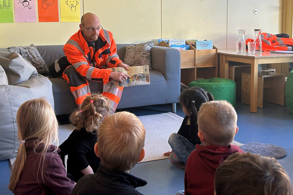 Die ELW (Entsorgungsbetriebe der Landeshauptstadt Wiesbaden) haben sich erstmals an Deutschlands größtem Vorlesefest beteiligt und damit ein eindrucksvolles Zeichen für Leseförderung und die Wertschätzung wichtiger Berufe gesetzt. Am Bundesweiten Vorlesetag (21. November) tauschte Kehrmaschinenfahrer Mario Danz kurzzeitig das Lenkrad gegen das Buch und begeisterte die Kinder der Kita St. Michael in der katholischen Kirchengemeinde St. Bonifatius.