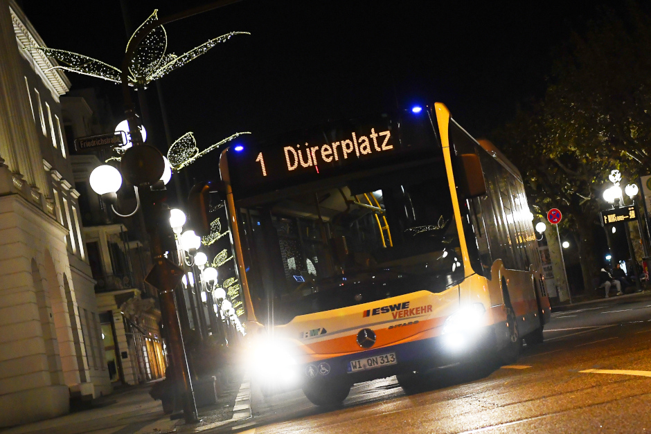 Mit dem Bus entspannt zum Sternschnuppen Markt Wiesbaden. Kostenfreier ÖPNV an den Adventssamstagen.