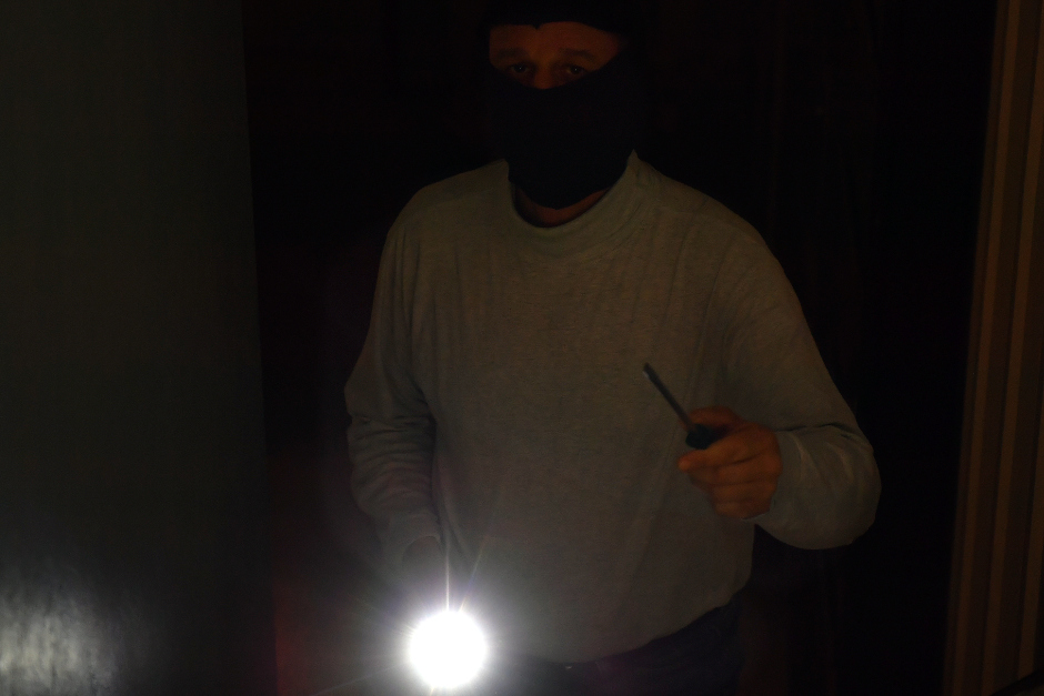 Verkaufsstand in der Nacht zum Montag auf dem Mauritiusplatz in Wiesbaden aufgebrochen und Bargeld gestohlen.