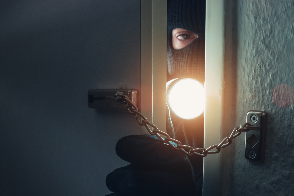 Serie von Wohnungseinbrüchen: Vier Einbrüche an zwei Tagen – Täter schlugen in Mehrfamilien- und Einfamilienhäusern zu.