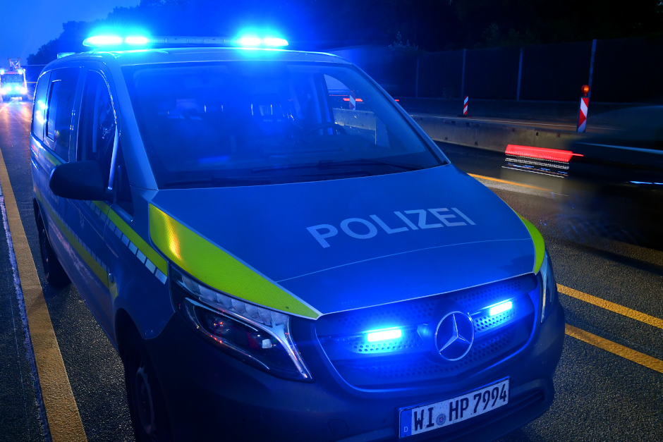 Ein Autofahrer, dessen Pannenfahrzeug auf der A671 gemeldet wurde, lieferte der Polizei gleich eine ganze Reihe an Verstößen am Dienstagabend bei Wiesbaden. Wie die Autobahnpolizei feststellte, war der 21-jährige Mann nicht nur ohne gültige Fahrerlaubnis unterwegs, sondern nutzte auch gefälschte Kennzeichen und hatte keinen Versicherungsschutz.