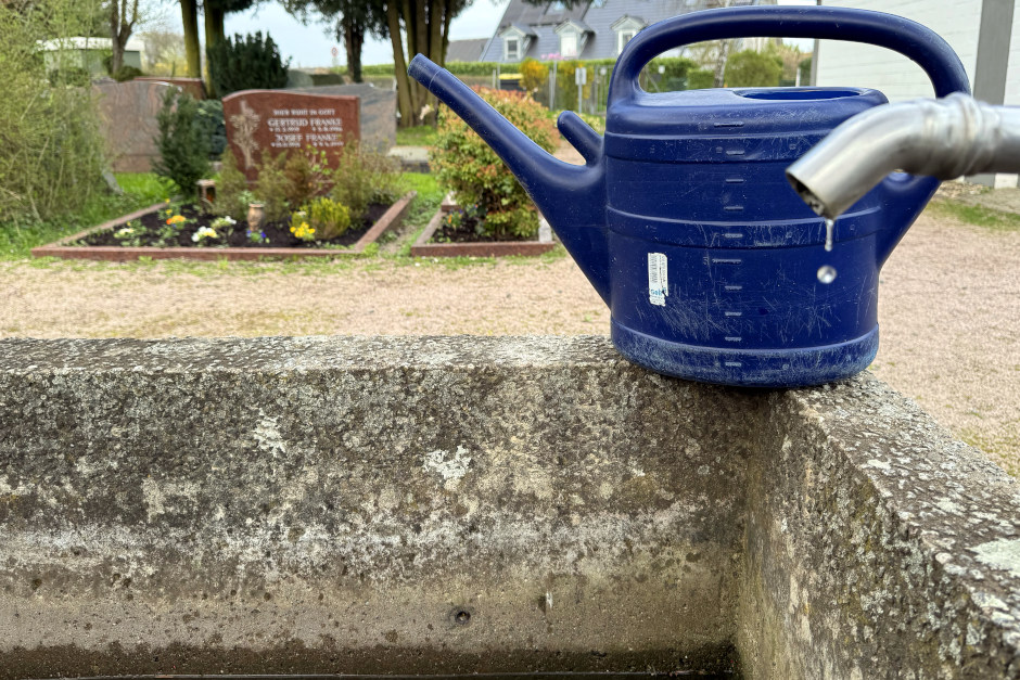 Frostschutz auf Wiesbadens Ruhestätten: Grünflächenamt stellt Wasserversorgung auf allen Friedhöfen ab – Versorgung startet erst wieder 2026