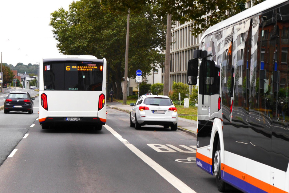 Die Wiesbadener Stadtpolizei ahndet Verstöße auf der Busspur