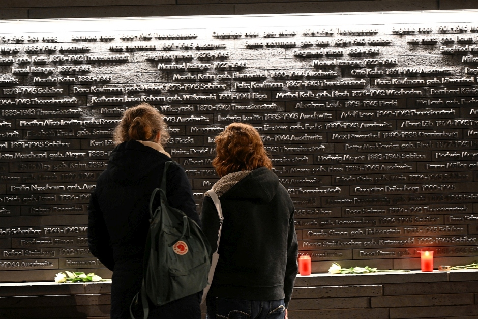 Mahnung gegen das Vergessen: Wiesbaden gedenkt der Novemberpogrome am historischen Ort der zerstörten Synagoge