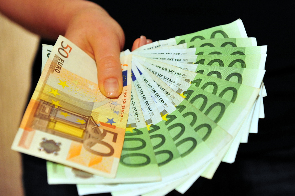 Betrugsmasche erfolgreich: Falsche Polizeibeamte erbeuten 4.000 Euro von Seniorin (95) – Dringende Warnung der Polizei.