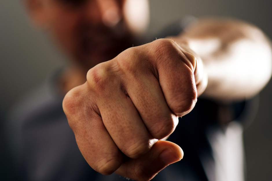 Handgreiflicher Streit in Autowerkstatt am Samstagnachmittag. Kunde gerät mit Mitarbeitern in eine Schlägerei. Vier Verletzte nach Auseinandersetzung.