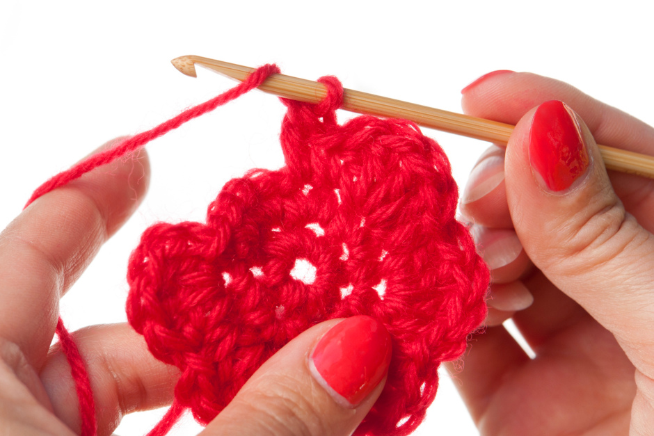 „Roses against violence“: Häkelworkshop und Solidaritätsaktion in der Reduit