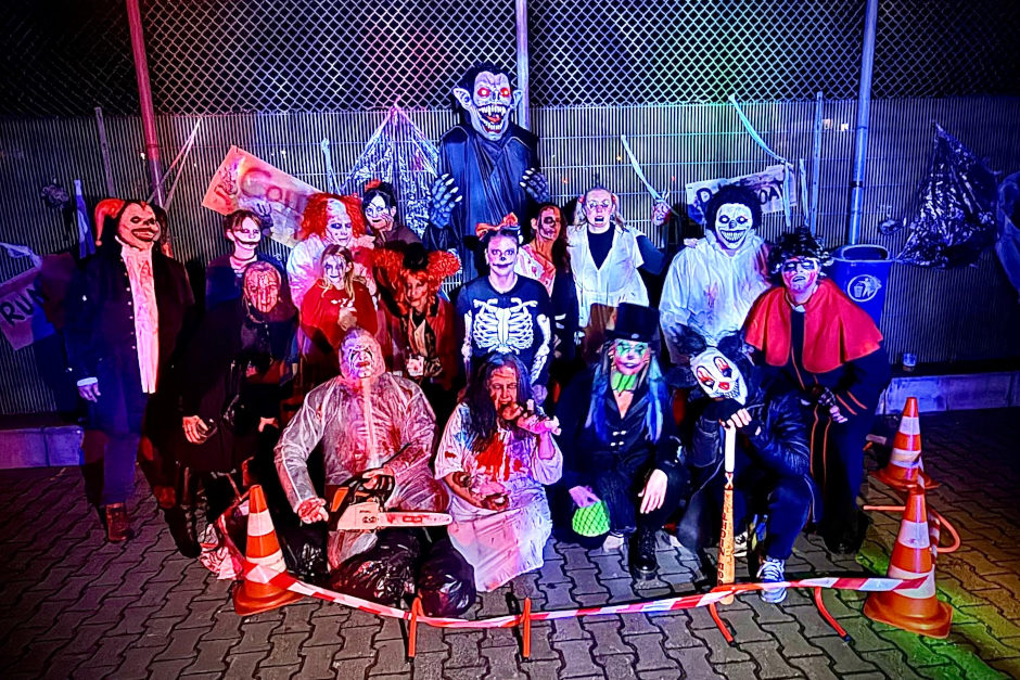 Schierstein 08 verwandelte sich am Wochenende in ein gruselig schönes Gruselschloss! Von Kürbisfratzen, flackernden Lichtern bis zu furchterregenden Profi-Erschreckern – hier war Halloween pur für Groß und Klein!