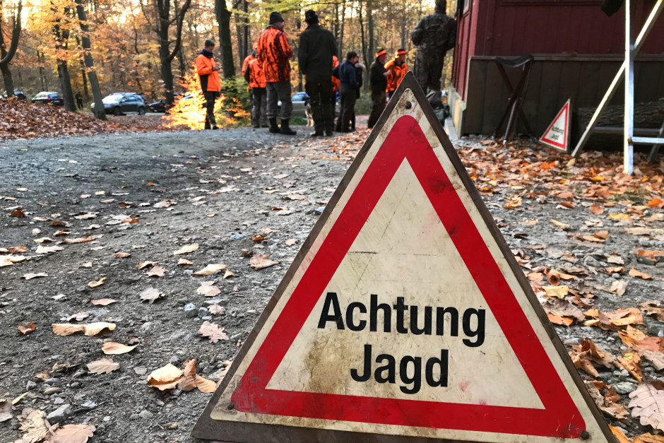 Achtung, Lebensgefahr! Waldsperrung wegen Drückjagd im Dambachtal sowie Wiesbadener Stadtwald. Forstamt bittet Spaziergänger eindringlich um Vorsicht.