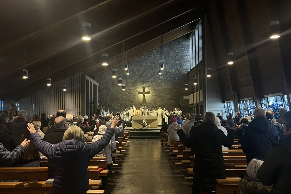Die Kirche Christ König in Wiesbaden-Nordenstadt feierte Jubiläum der Kirchweihe.