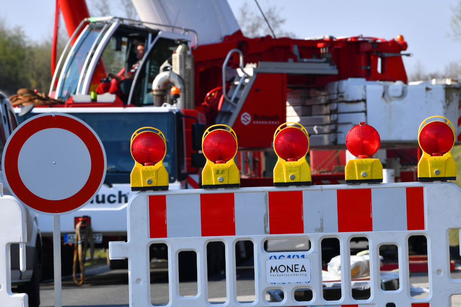 Sperrung der Haselstraße in Wiesbaden-Bierstadt wegen Aufbau eines Krans.