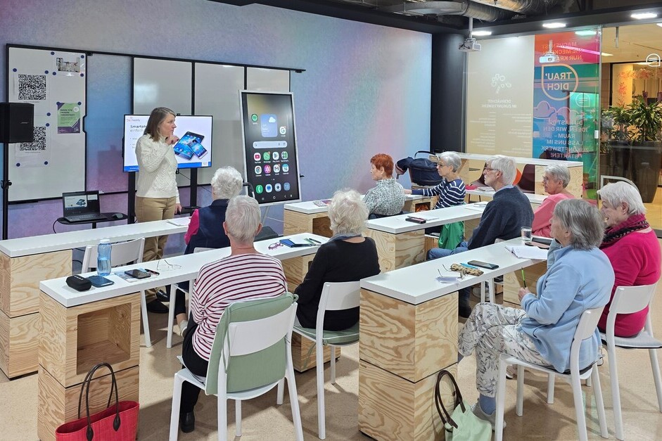 In Wiesbaden werden im Zukunftswerk Smartphone-Kurse für Senioren angeboten.