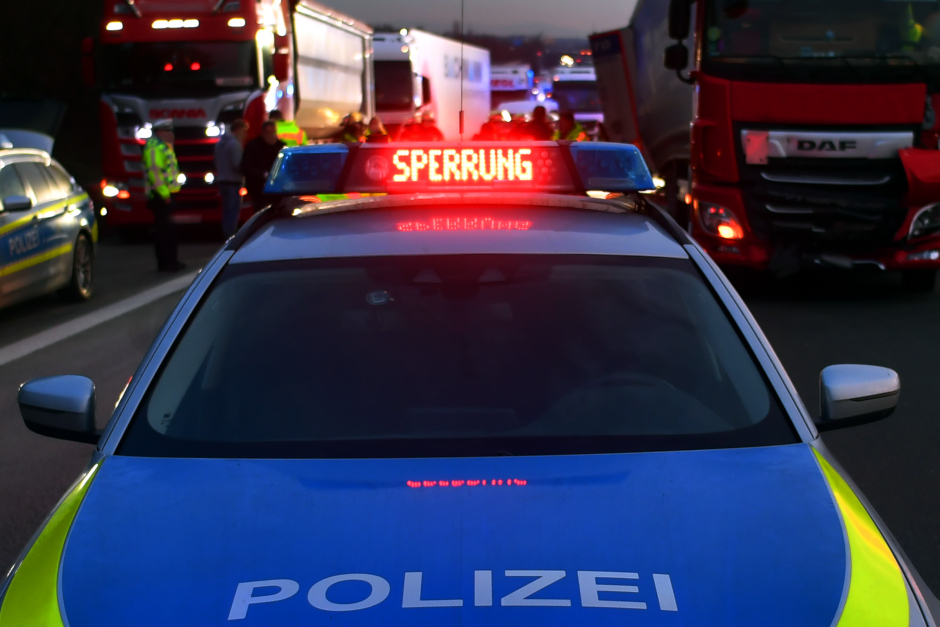 Am späten Mittwochabend kam es auf der A66 bei Wiesbaden-Biebrich in Fahrtrichtung Rüdesheim zu einem Auffahrunfall, bei dem zwei Personen leicht verletzt wurden. Ursache war nach ersten Ermittlungen eine zu hohe Geschwindigkeit des Pkw-Fahrers.