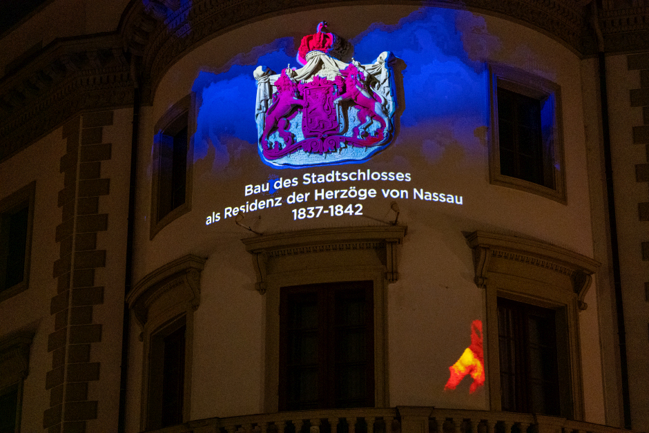 Lichterspektakel verlängert: Hessischer Landtag in Wiesbaden zeigt Löwengeschichten jetzt zweimal täglich – Audioguide macht die Geschichte hörbar.