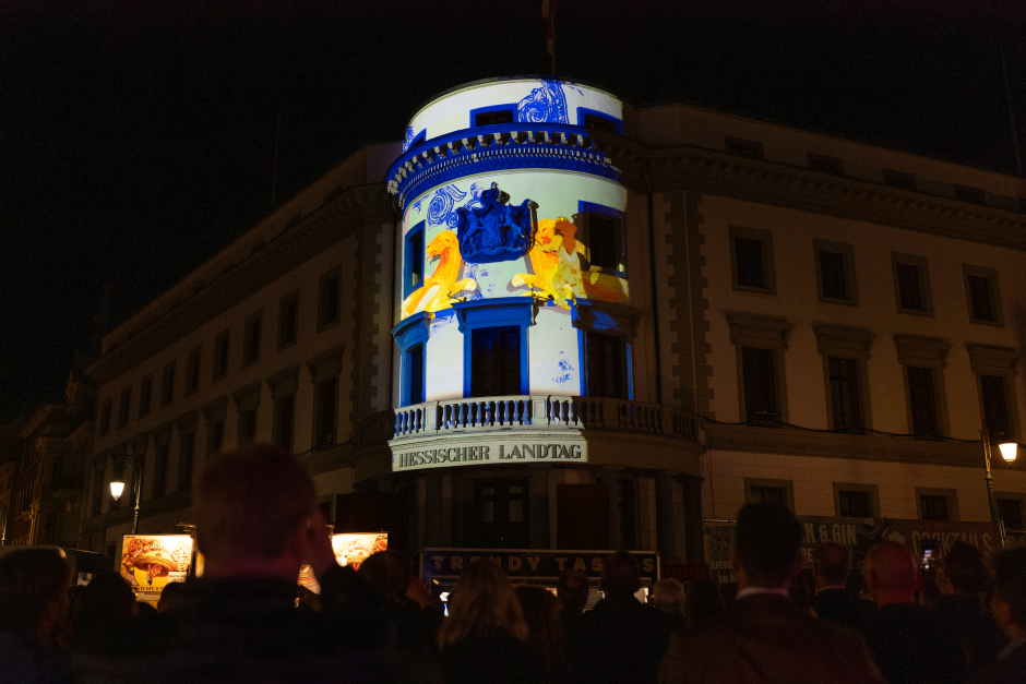 Lichterspektakel verlängert: Hessischer Landtag in Wiesbaden zeigt Löwengeschichten jetzt zweimal täglich – Audioguide macht die Geschichte hörbar.