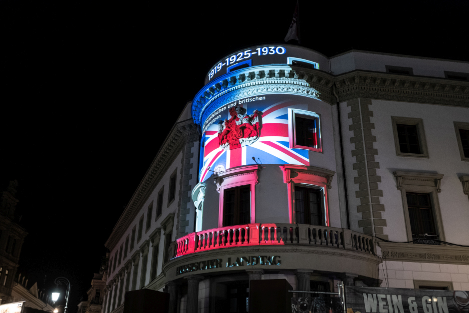 Lichterspektakel verlängert: Hessischer Landtag in Wiesbaden zeigt Löwengeschichten jetzt zweimal täglich – Audioguide macht die Geschichte hörbar.