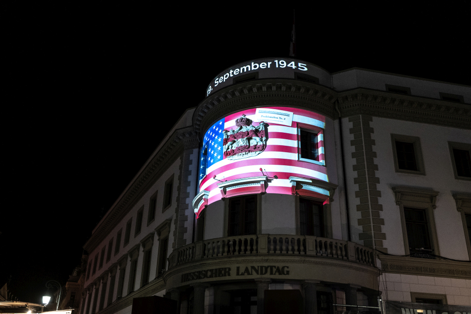Lichterspektakel verlängert: Hessischer Landtag in Wiesbaden zeigt Löwengeschichten jetzt zweimal täglich – Audioguide macht die Geschichte hörbar.