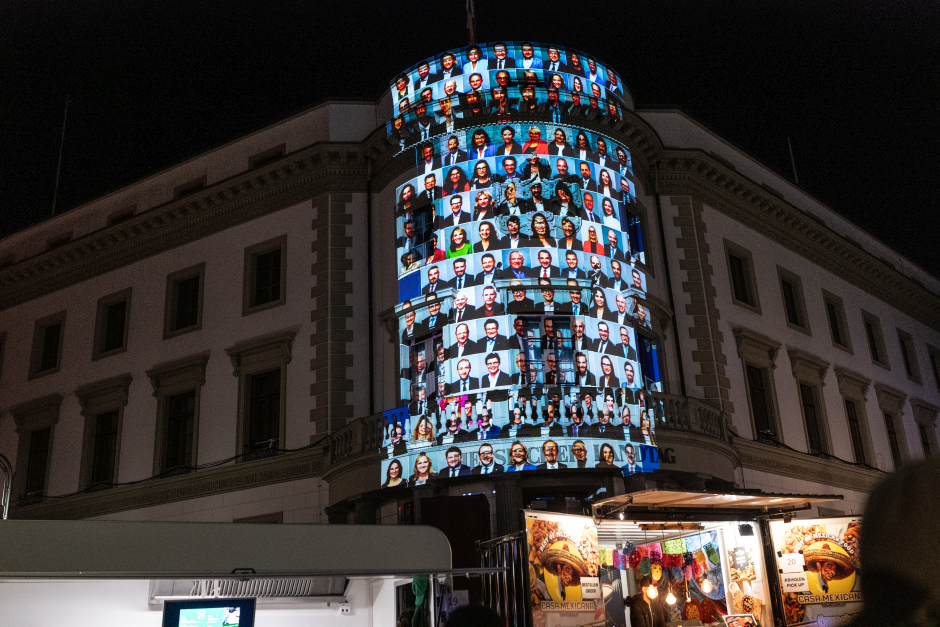 Lichterspektakel verlängert: Hessischer Landtag in Wiesbaden zeigt Löwengeschichten jetzt zweimal täglich – Audioguide macht die Geschichte hörbar.