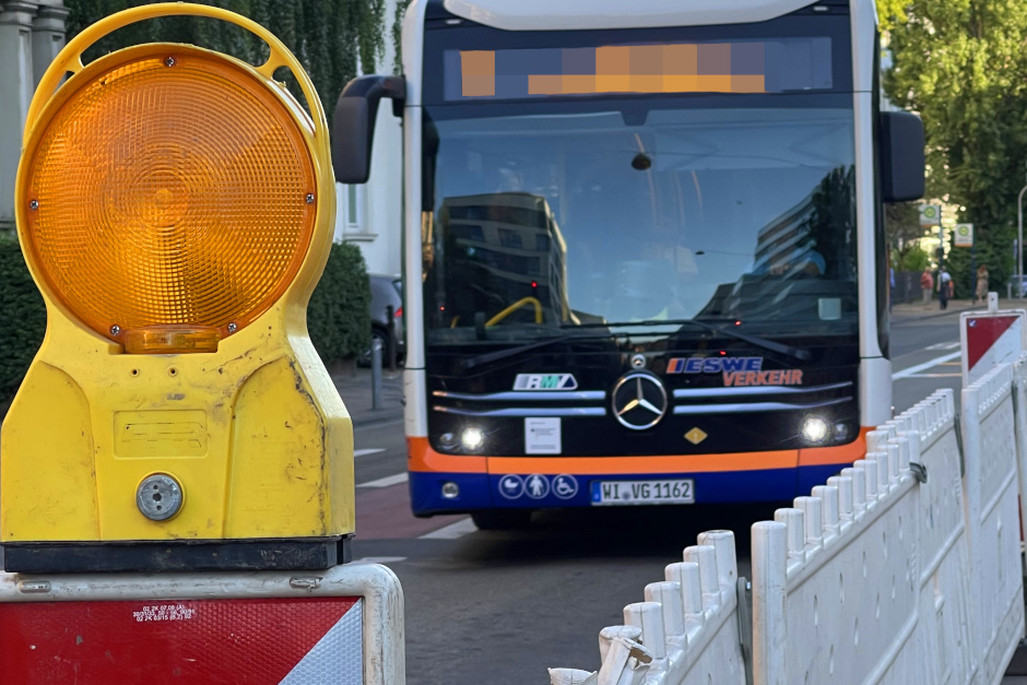 Einbahnstraßenregelung in der Willi-Werner-Straße in Wiesbaden-Dotzheim. Busse werden umgeleitet.
