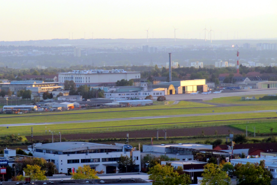 Anlässlich des 8. Symposiums zum Altlastenprogramm der Bundeswehr besuchten über 40 Umweltexperten die Clay Barracks in Wiesbaden