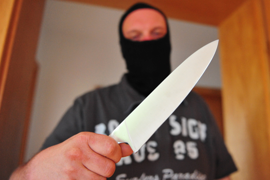 Brutaler Raubüberfall am Donnerstagabend in Wiesbaden-Biebirch. Maskierte Männer erbeuten vierstelligen Bargeldbetrag von Tankstelle in der Äppelallee.