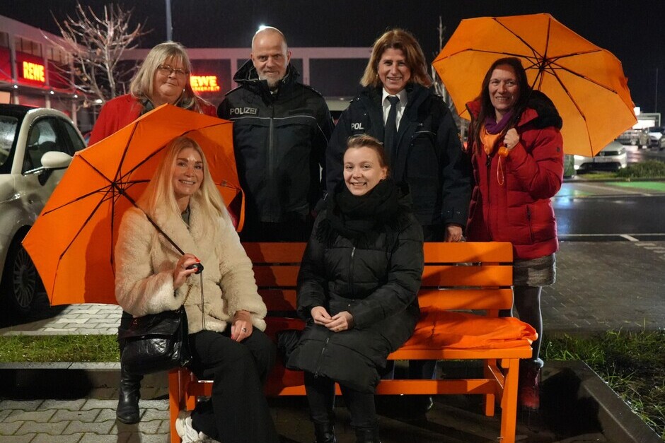 In Wiesbaden Kostheim leuchteten Gebäude als Zeichen gegen patriarchale Gewalt in orange