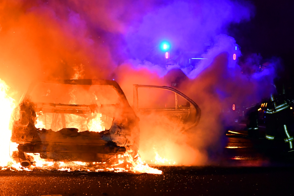 Ein dramatischer Fahrzeugbrand auf der A671 bei Wiesbaden sorgte am Donnerstagabend für eine Vollsperrung und Verkehrschaos. Die Fahrerin eines Seat konnte sich gerade noch in Sicherheit bringen, bevor ihr Wagen in einem Feuerball aufging. Die kurioseste Wendung des Abends folgte jedoch, als ein Polizeiwagen bei den Aufräumarbeiten einen Unfall verursachte.