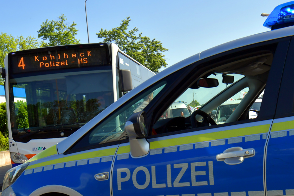 Ein schockierender Fall von sexueller Belästigung ereignete sich am Donnerstagnachmittag in einem Linienbus der Linie 27 in Wiesbaden. Ein älterer Mann nutzte die Situation aus, als der Junge alleine im Bus unterwegs war. Nur dank der aufmerksamen und mutigen Intervention einer Zeugin konnte die Tat gestoppt werden und der mutmaßliche Täter von der Polizei gestellt werden.