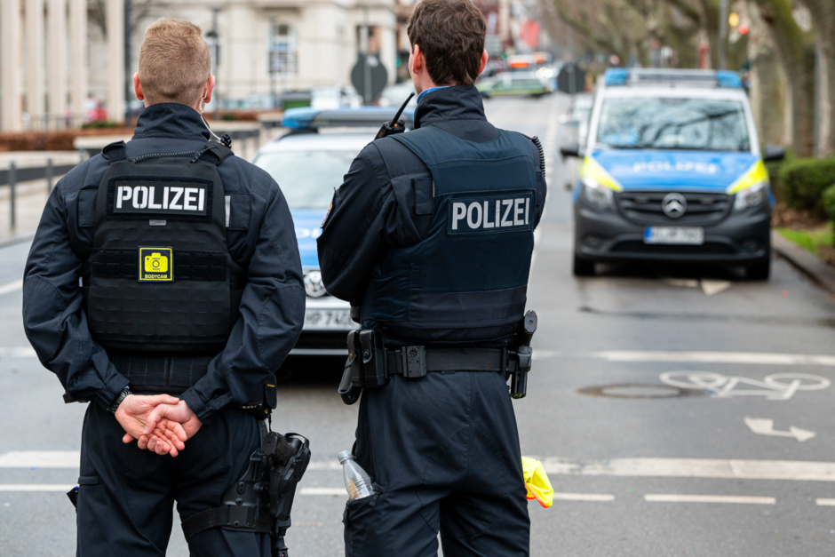 Ein größerer Polizeieinsatz hat am Donnerstagmittag (13. November 2025) in der Wiesbadener Innenstadt für Aufsehen gesorgt. Grund war der Hinweis auf mehrere Personen, die mutmaßlich eine schusswaffenähnliche Gegenstand bei sich trugen.