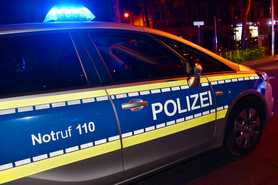 Nächtlicher Übergriff in der Rheinstraße in Wiesbaden. Taxifahrer wehrt sich gegen Fahrgäste – Beiß-Attacke und Promille-Streit enden in Festnahme.