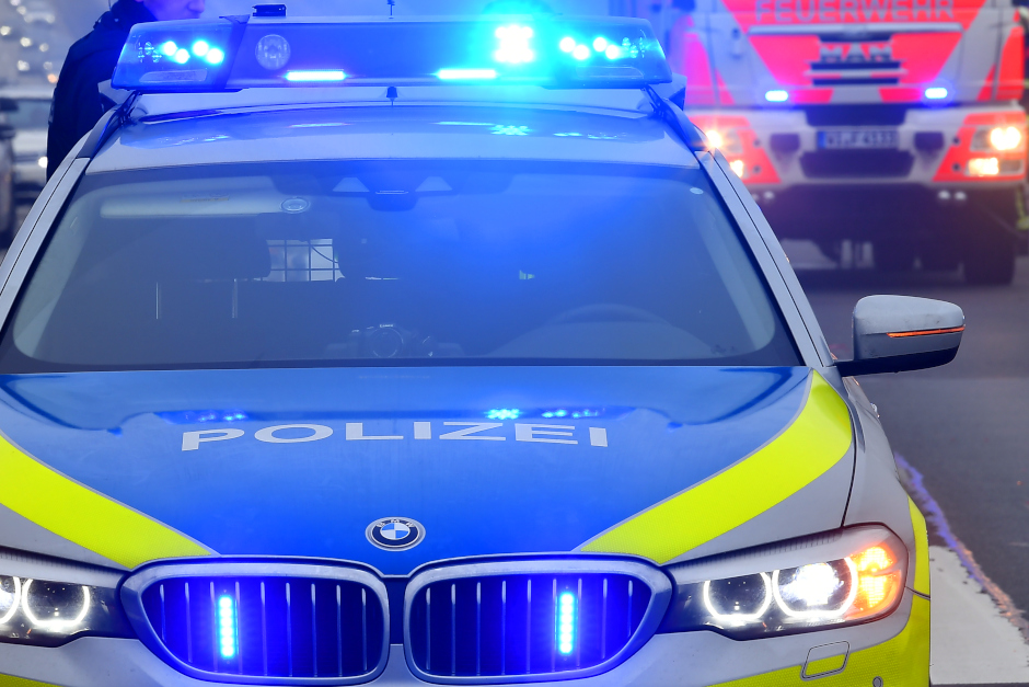 Am Freitagvormittag, 14. November 2025, kam es auf dem Gelände einer Schule in der Langenbeckstraße﻿ in Wiesbaden zu einem Polizeieinsatz nach einem Böllerwurf. Gegen 10:15 Uhr gingen mehrere Notrufe bei der Polizei ein, die einen lauten Knall in der Langenbeckstraße﻿ meldeten.