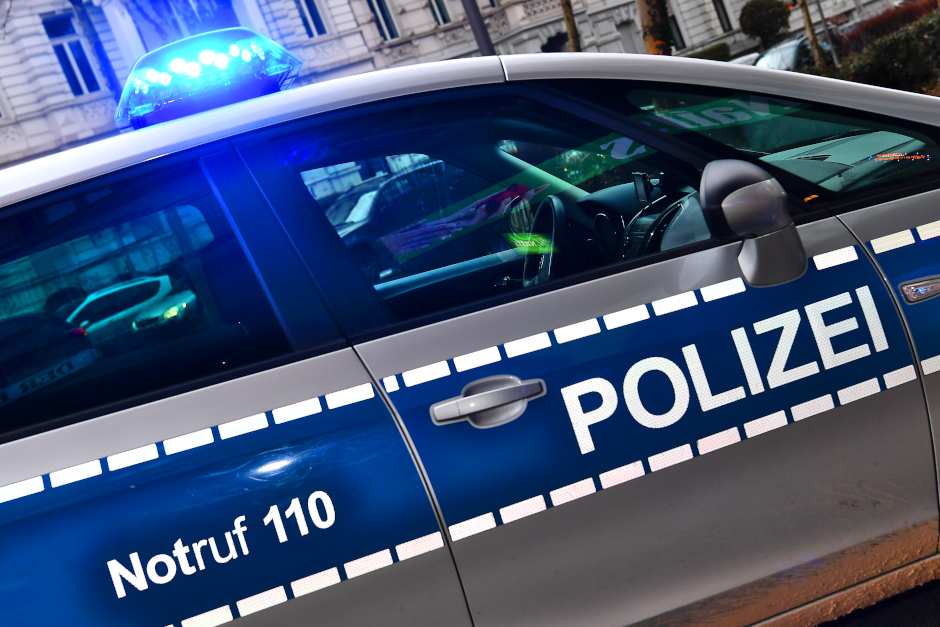 Sexuelle Belästigung an Bushaltestelle am Freitagmorgen in Wiesbaden. 19-Jährige in der Biebricher Allee attackiert – Polizei sucht Zeugen mit rotem Fahrrad.