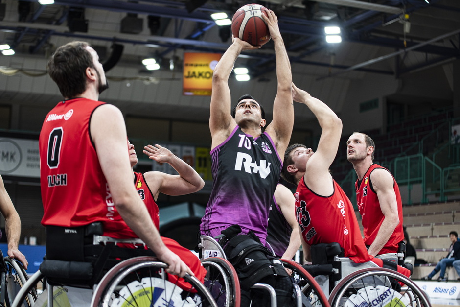 Rhinos Mojtaba Kamali Setzt Sich Beim Letzten Aufeinandertreffen Gegen Bayreuth Gegen Vier Gegenspieler Durch