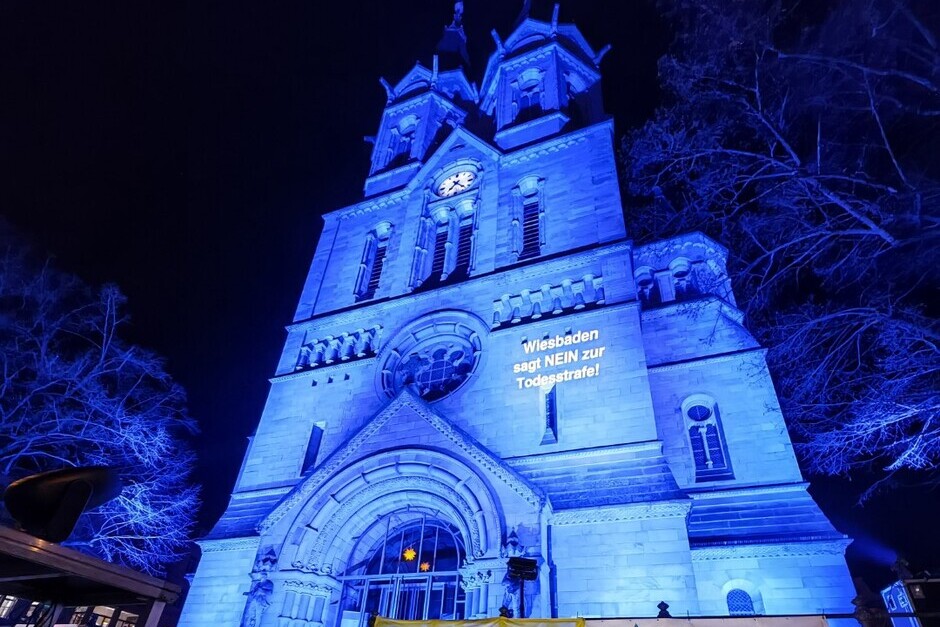 Die Ringkirche in Wiesbaden wird bei der Aktion „Cities for Life“ in blauem Licht erstrahlen.