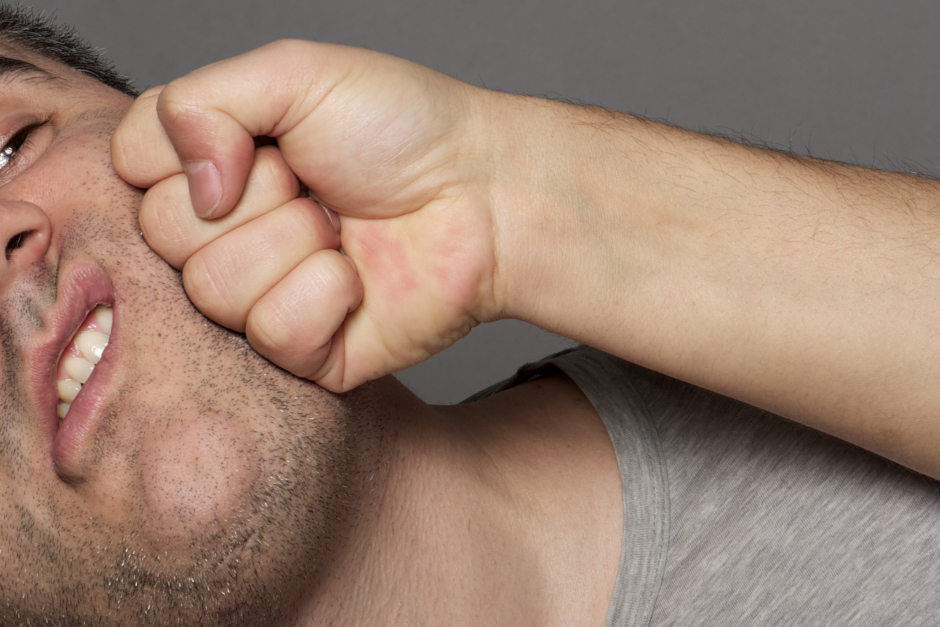 Ein 45-Jähriger wurde durch einen Faustschlag auf dem Dern'schen Gelände in Wiesbaden verletzt.