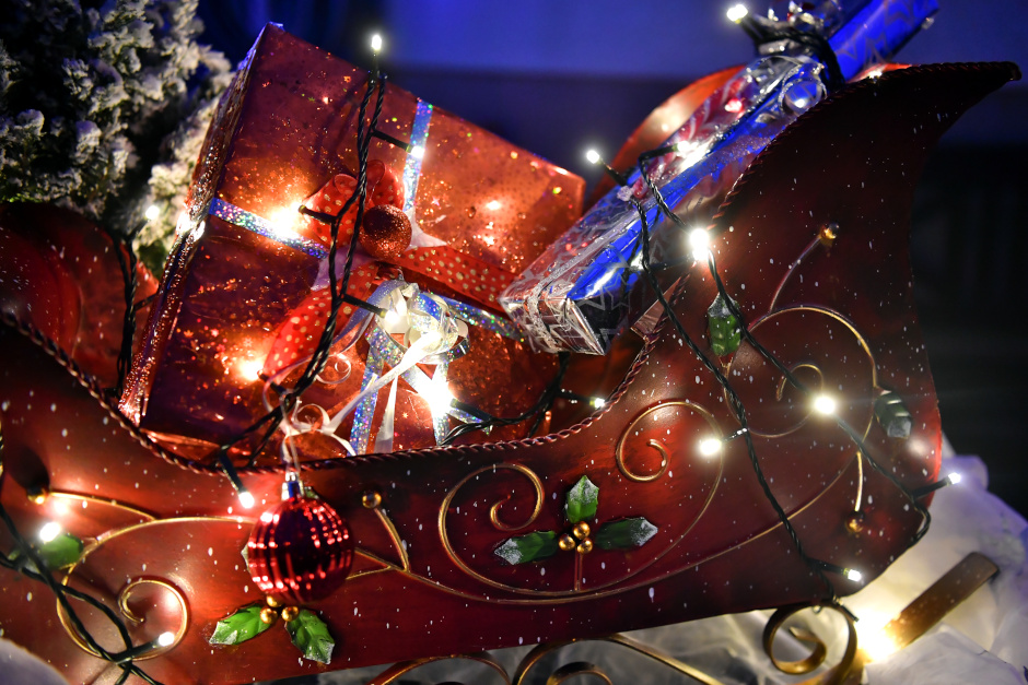 Ein Adventsmarkt im ehemaligen SportScheck lädt Besucher in die Wiesbadener Langgasse ein.