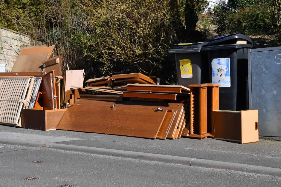 Im Wiesbadener Vorort Naurod wird Sperrmuell entsorgt
