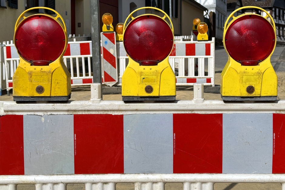 Sperrung der Straße „Am Wasserturm“ in Wiesbaden-Igstadt für Bauarbeiten.