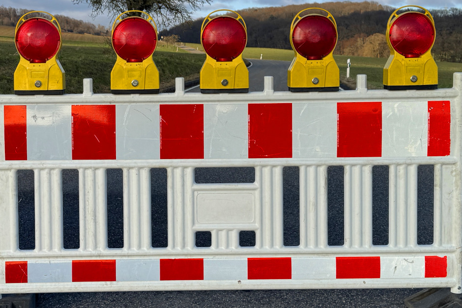 Verkehrsteilnehmer auf der A3 und den umliegenden Landstraßen müssen sich auf eine langanhaltende Bauphase einstellen. Die Niederlassung West der Autobahn GmbH beginnt am Montag, 17. November 2025, mit umfangreichen Reparaturarbeiten an einer Unterführung im Bereich der L3018 bei Wiesbaden-Medenbach. Die Arbeiten dauern voraussichtlich bis Freitag, 13. März 2026.