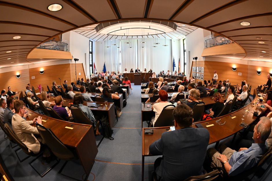 Wiesbadens Zukunftsthemen im Fokus: Stadtverordnetenversammlung mit Debatten zu Innenstadtbelebung, Schulsanierung, Drogendszene, Filz-Vorwürfe und kommunaler Prävention.