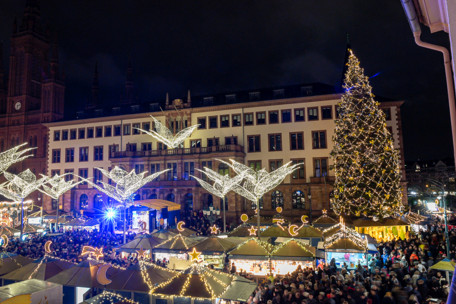 Glanzvolle Weihnachtsstadt: Wiesbaden eröffnet den 23. Sternschnuppen-Markt – Mega-Programm mit 104 Ständen, Eisbahn und Riesenrad