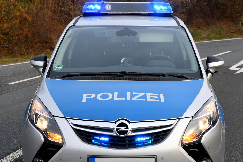 In Wiesbaden-Rambach wurde eine Frau und ihre Hunde mit Pfefferspray angegriffen.