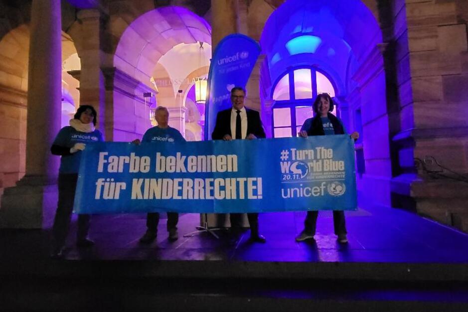 Zum Tag der Kinderrecht wird das Wiesbadener Rathaus blau angestrahlt.