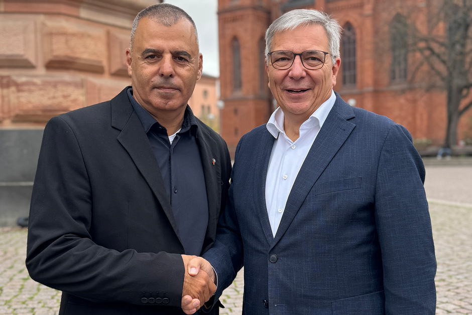 Wiesbadens OB Gert-Uwe Mende hat den Bürgermeister von Kfar Saba, Rafi Saar, getroffen.