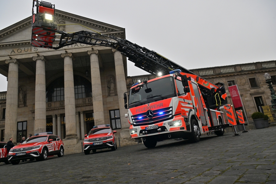 Am Freitag, 7. November 2025, übergab Oberbürgermeister Gert-Uwe Mende insgesamt sieben hochmoderne Einsatzfahrzeuge der Feuerwehr Wiesbaden im Wert von etwa 2,6 Millionen Euro. Der Leiter der Berufsfeuerwehr, Andreas Kleber, nahm die Fahrzeuge und Schlüssel dankbar entgegen und betonte die Wichtigkeit dieser Investition für die zukünftige Sicherheit der Stadt.