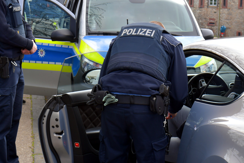 Lärm und Chaos in Mainz-Kastel: Hochzeitskorso blockiert Straßen und sorgt für Polizeieinsatz am Freitagnachmittag in dem Wiesbadener Stadtteil.