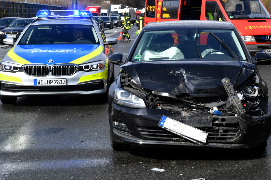 Unfall mit drei Fahrzeugen auf der A3 bei Wiesbaden-Medenbach am Montagvormittag. Ein Leichtverletzter und hoher Sachschaden.