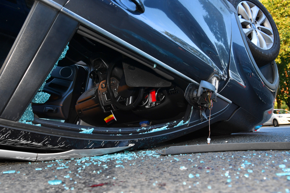Horror-Unfall auf der A 643 bei Wiesbaden-Schierstein am Donnerstagvormittag. Autofahrerin übersieht Caddy beim Spurwechsel – Pkw überschlägt sich und landet auf dem Dach!
